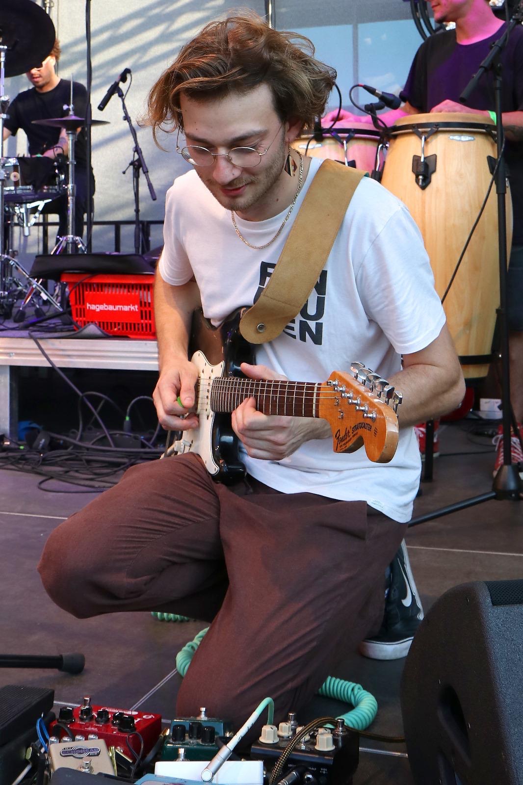 Gitarrist von Banana Shrimp bei einem Liveauftritt