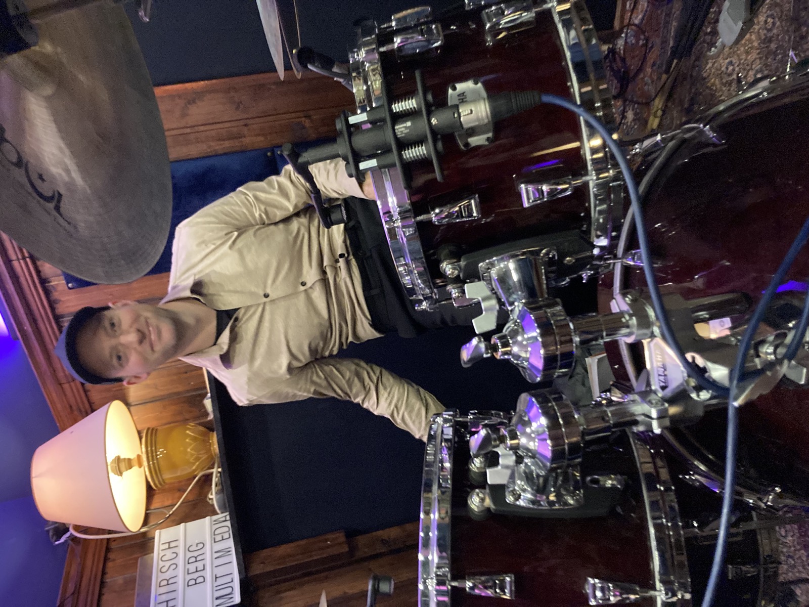 Schlagzeuger von Banana Shrimp am Drumset